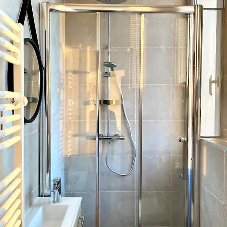 Floor Near Montmartre דירה *